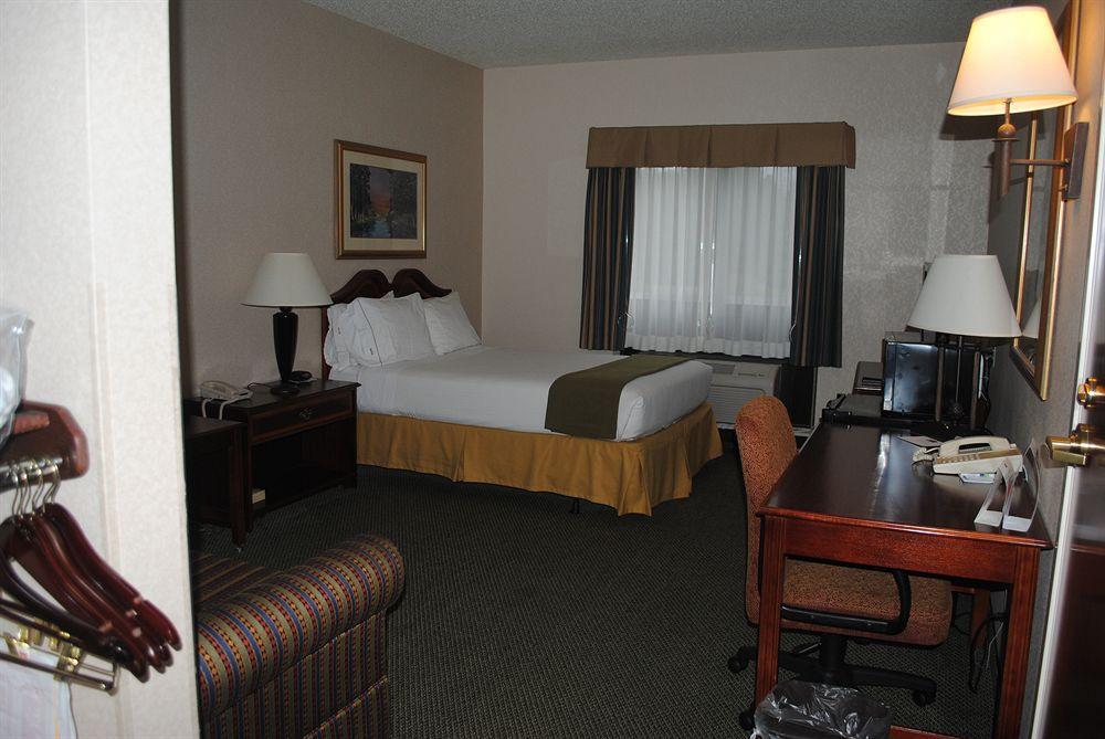 Holiday Inn Express Milwaukee N- Brown Deer/Mequon Bagian luar foto